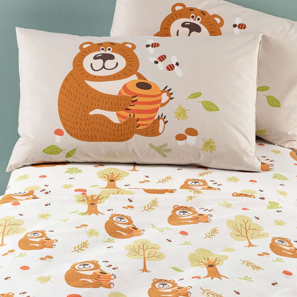 Completo lenzuola Caleffi Boschetto in puro cotone per letto singolo.Il lenzuolo Boschetto presenta una fantasia dai toni neutri, con un simpatico orsetto su fondo beige