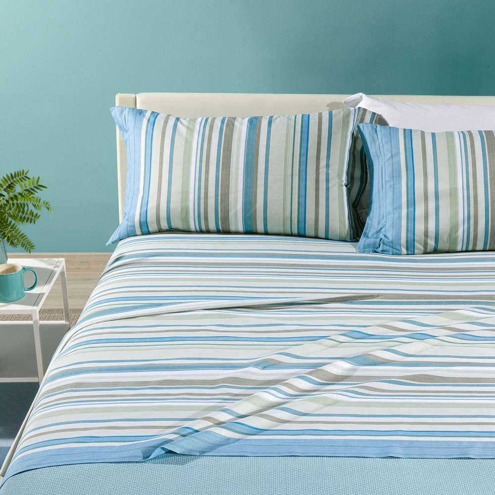 Completo lenzuola Caleffi Bristol in puro cotone. Disponibile nella misura per letto piazza e mezza, piazza e mezza maxi (francese) e matrimoniale. Fantasia moderna a righe azzurro e grigio