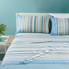 Completo lenzuola Caleffi Bristol in puro cotone. Disponibile nella misura per letto piazza e mezza, piazza e mezza maxi (francese) e matrimoniale. Fantasia moderna a righe azzurro e grigio