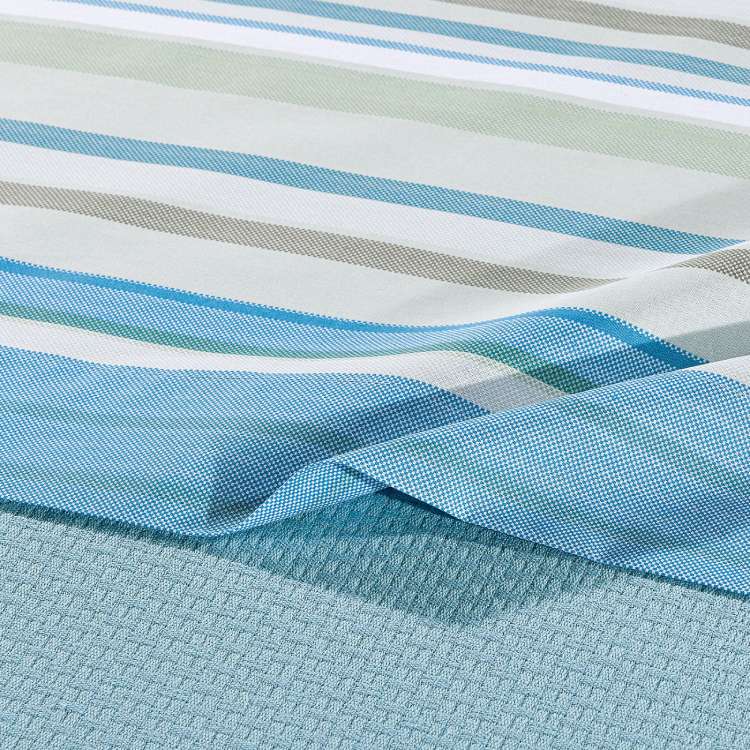Completo lenzuola Caleffi Bristol in puro cotone. Disponibile nella misura per letto piazza e mezza, piazza e mezza maxi (francese) e matrimoniale. Fantasia moderna a righe azzurro e grigio. Dettaglio fantasia.