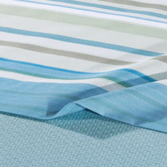 Completo lenzuola Caleffi Bristol in puro cotone. Disponibile nella misura per letto piazza e mezza, piazza e mezza maxi (francese) e matrimoniale. Fantasia moderna a righe azzurro e grigio. Dettaglio fantasia.