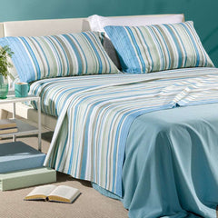 Completo lenzuola Caleffi Bristol in puro cotone. Disponibile nella misura per letto piazza e mezza, piazza e mezza maxi (francese) e matrimoniale. Fantasia moderna a righe azzurro e grigio