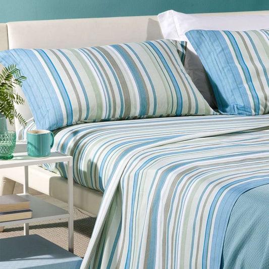 Completo lenzuola Caleffi Bristol in puro cotone. Disponibile nella misura per letto piazza e mezza, piazza e mezza maxi (francese) e matrimoniale. Fantasia moderna a righe azzurro e grigio