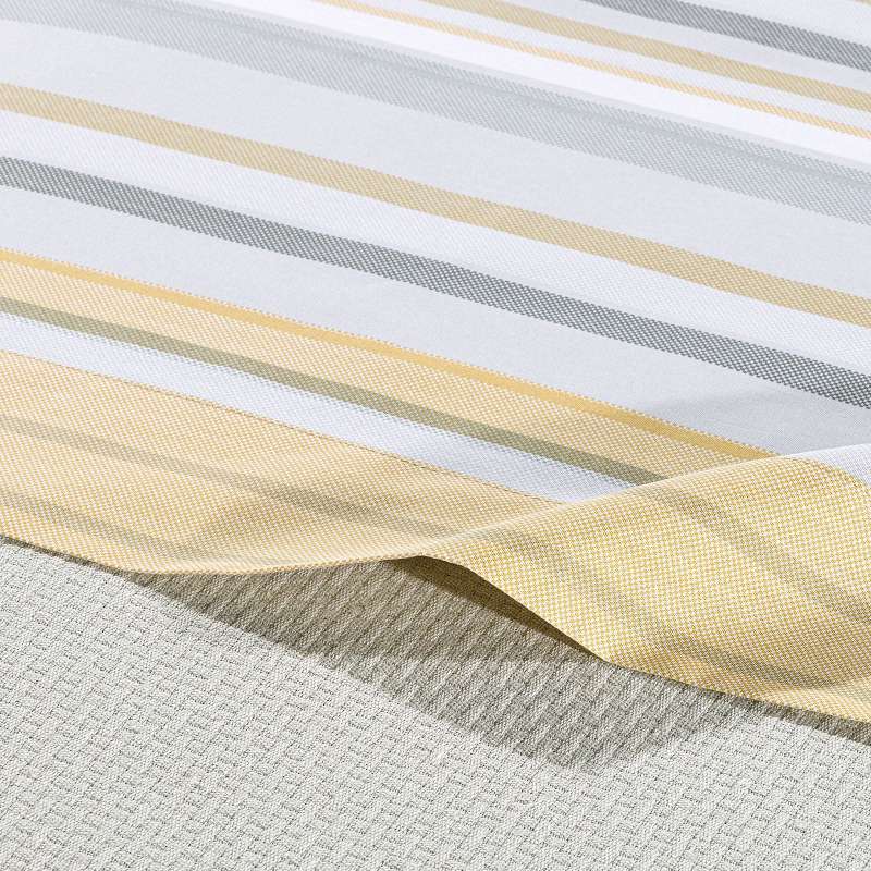 Completo lenzuola Caleffi Bristol in puro cotone. Disponibile nella misura per letto piazza e mezza, piazza e mezza maxi (francese) e matrimoniale. Fantasia moderna a righe oro e grigio. Dettaglio fantasia.