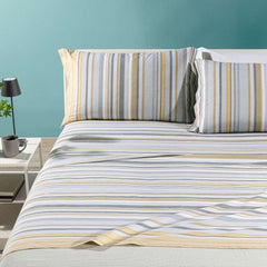 Completo lenzuola Caleffi Bristol in puro cotone. Disponibile nella misura per letto piazza e mezza, piazza e mezza maxi (francese) e matrimoniale. Fantasia moderna a righe oro e grigio