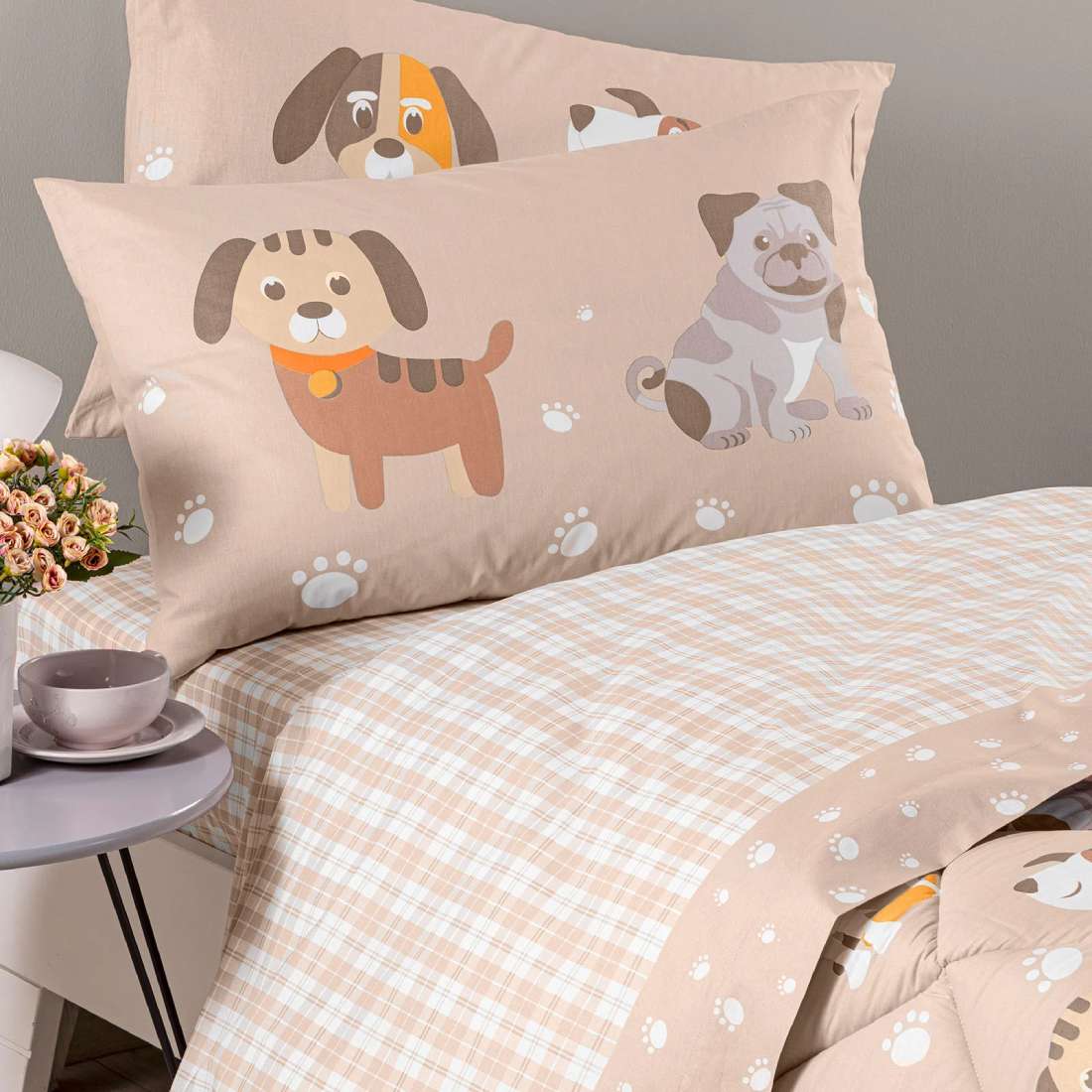 Completo lenzuola Caleffi Cuccioli in cotone per letto singolo e piazza e mezza. Fantasia con cagnolini su fondo beige.