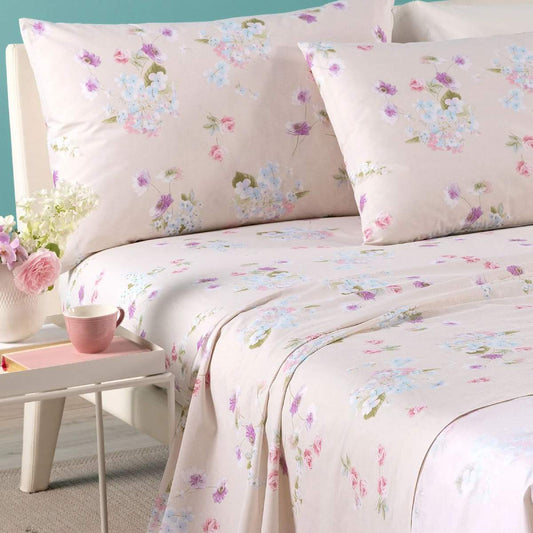 Completo lenzuola Caleffi Damasco in puro cotone. Disponibile nella misura per letto singolo, piazza e mezza e matrimoniale. Il completo lenzuola Damasco presenta una romantica fantasia floreale con fiori delicati bianchi e glicine su fondo beige chiaro
