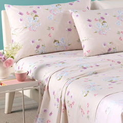 Completo lenzuola Caleffi Damasco in puro cotone. Disponibile nella misura per letto singolo, piazza e mezza e matrimoniale. Il completo lenzuola Damasco presenta una romantica fantasia floreale con fiori delicati bianchi e glicine su fondo beige chiaro