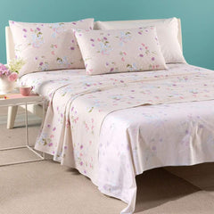 Completo lenzuola Caleffi Damasco in puro cotone. Disponibile nella misura per letto singolo, piazza e mezza e matrimoniale. Il completo lenzuola Damasco presenta una romantica fantasia floreale con fiori delicati bianchi e glicine su fondo beige chiaro