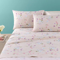 Completo lenzuola Caleffi Damasco in puro cotone. Disponibile nella misura per letto singolo, piazza e mezza e matrimoniale. Il completo lenzuola Damasco presenta una romantica fantasia floreale con fiori delicati bianchi e glicine su fondo beige chiaro