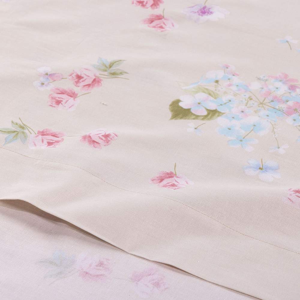 Completo lenzuola Caleffi Damasco in puro cotone. Disponibile nella misura per letto singolo, piazza e mezza e matrimoniale. Il completo lenzuola Damasco presenta una romantica fantasia floreale con fiori delicati bianchi e glicine su fondo beige chiaro