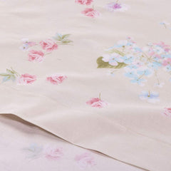 Completo lenzuola Caleffi Damasco in puro cotone. Disponibile nella misura per letto singolo, piazza e mezza e matrimoniale. Il completo lenzuola Damasco presenta una romantica fantasia floreale con fiori delicati bianchi e glicine su fondo beige chiaro