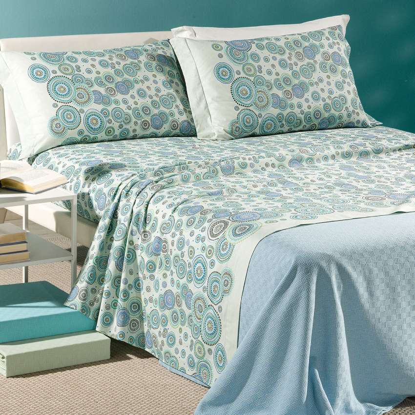 Completo lenzuola Caleffi Dea in puro cotone. Disponibile nella misura per letto singolo, piazza e mezza, piazza e mezza maxi (francese) e matrimoniale.Fantasia geometrica e dallo stile moderno colore azzurro verde.