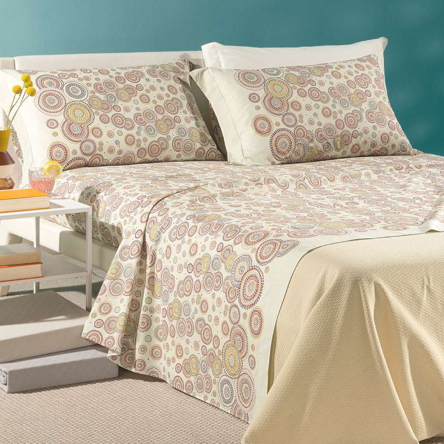 Completo lenzuola Caleffi Dea in puro cotone. Disponibile nella misura per letto singolo, piazza e mezza, piazza e mezza maxi (francese) e matrimoniale.Fantasia geometrica e dallo stile moderno colore giallo corallo.