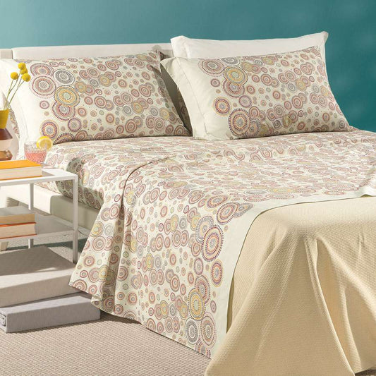 Completo lenzuola Caleffi Dea in puro cotone. Disponibile nella misura per letto singolo, piazza e mezza, piazza e mezza maxi (francese) e matrimoniale.Fantasia geometrica e dallo stile moderno colore giallo corallo.