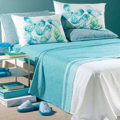 Completo lenzuola Caleffi Farfalle in puro cotone. Disponibile nella misura per letto singolo, piazza e mezza, piazza e mezza maxi (francese) e matrimoniale.Fantasia moderna in stile "Borbonese", nella variante di colore anice/azzurro. Le federe sono stampate in digitale e presentano una fantasia con farfalle colorate sui toni del verde azzurro.
