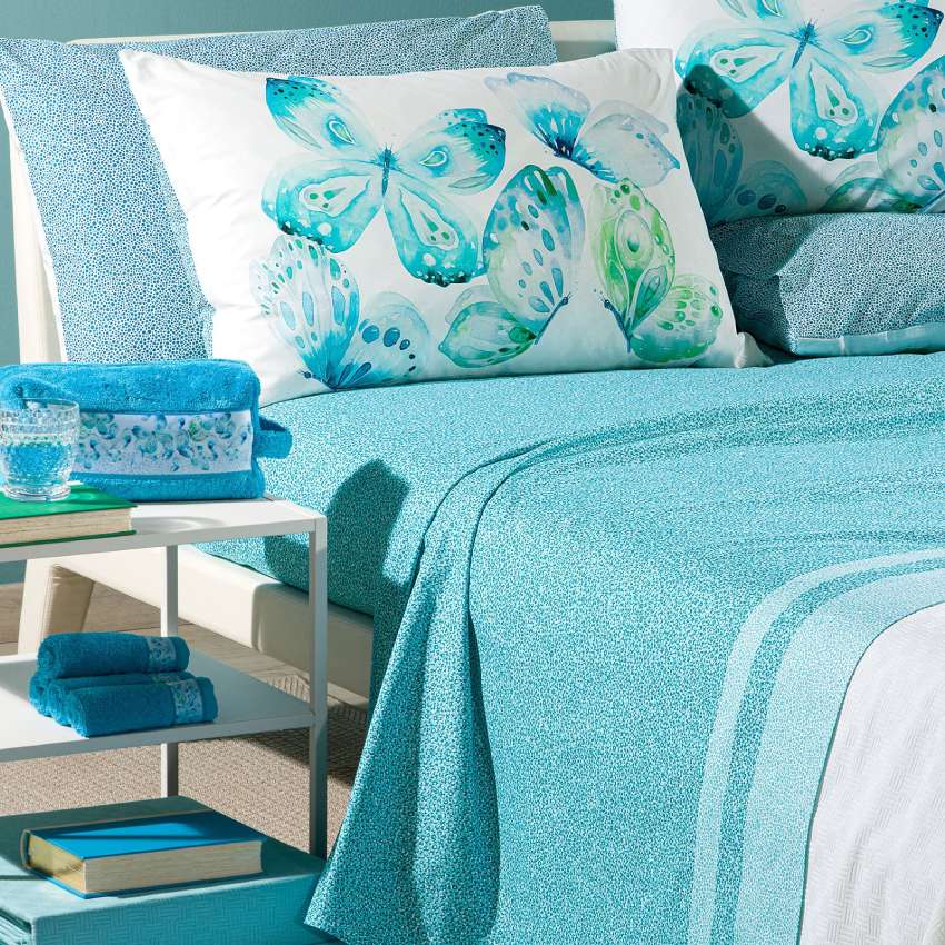 Completo lenzuola Caleffi Farfalle in puro cotone. Disponibile nella misura per letto singolo, piazza e mezza, piazza e mezza maxi (francese) e matrimoniale.Fantasia moderna in stile "Borbonese", nella variante di colore anice/azzurro. Le federe sono stampate in digitale e presentano una fantasia con farfalle colorate sui toni del verde azzurro.