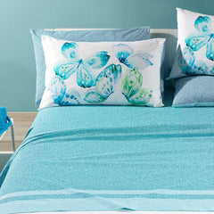 Completo lenzuola Caleffi Farfalle in puro cotone. Disponibile nella misura per letto singolo, piazza e mezza, piazza e mezza maxi (francese) e matrimoniale.Fantasia moderna in stile "Borbonese", nella variante di colore anice/azzurro. Le federe sono stampate in digitale e presentano una fantasia con farfalle colorate sui toni del verde azzurro.