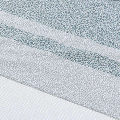 Completo lenzuola Caleffi Farfalle in puro cotone. Disponibile nella misura per letto singolo, piazza e mezza, piazza e mezza maxi (francese) e matrimoniale.Fantasia moderna in stile "Borbonese", nella variante di colore grigio. Le federe sono stampate in digitale e presentano una fantasia con farfalle colorate. dettaglio fantasia