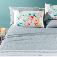 Completo lenzuola Caleffi Farfalle in puro cotone. Disponibile nella misura per letto singolo, piazza e mezza, piazza e mezza maxi (francese) e matrimoniale.Fantasia moderna in stile "Borbonese", nella variante di colore grigio. Le federe sono stampate in digitale e presentano una fantasia con farfalle colorate.