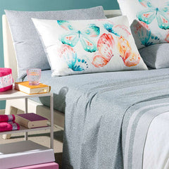 Completo lenzuola Caleffi Farfalle in puro cotone. Disponibile nella misura per letto singolo, piazza e mezza, piazza e mezza maxi (francese) e matrimoniale.Fantasia moderna in stile "Borbonese", nella variante di colore grigio. Le federe sono stampate in digitale e presentano una fantasia con farfalle colorate.