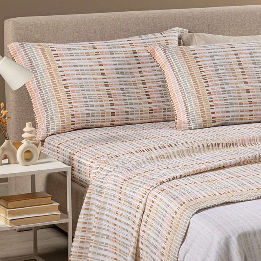 Completo lenzuola Caleffi Norvegia, in flanella di cotone. Fantasia geometrica che ricorda le trame dei tessuti nordici nei colori cipria, beige, rosa antico e tortora.