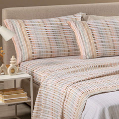Completo lenzuola Caleffi Norvegia, in flanella di cotone. Fantasia geometrica che ricorda le trame dei tessuti nordici nei colori cipria, beige, rosa antico e tortora.