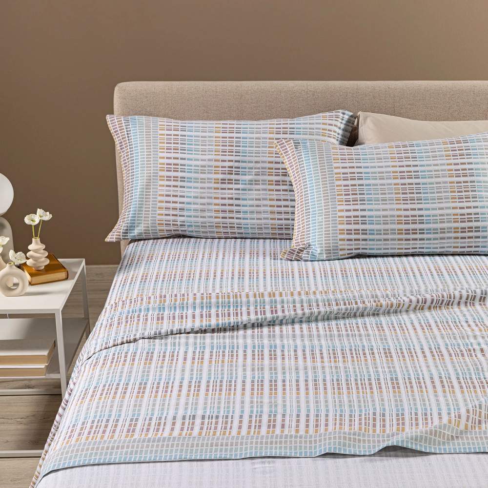 Completo lenzuola Caleffi Norvegia, in flanella di cotone. Fantasia geometrica che ricorda le trame dei tessuti nordici nei colori grigio, azzurro, tortora