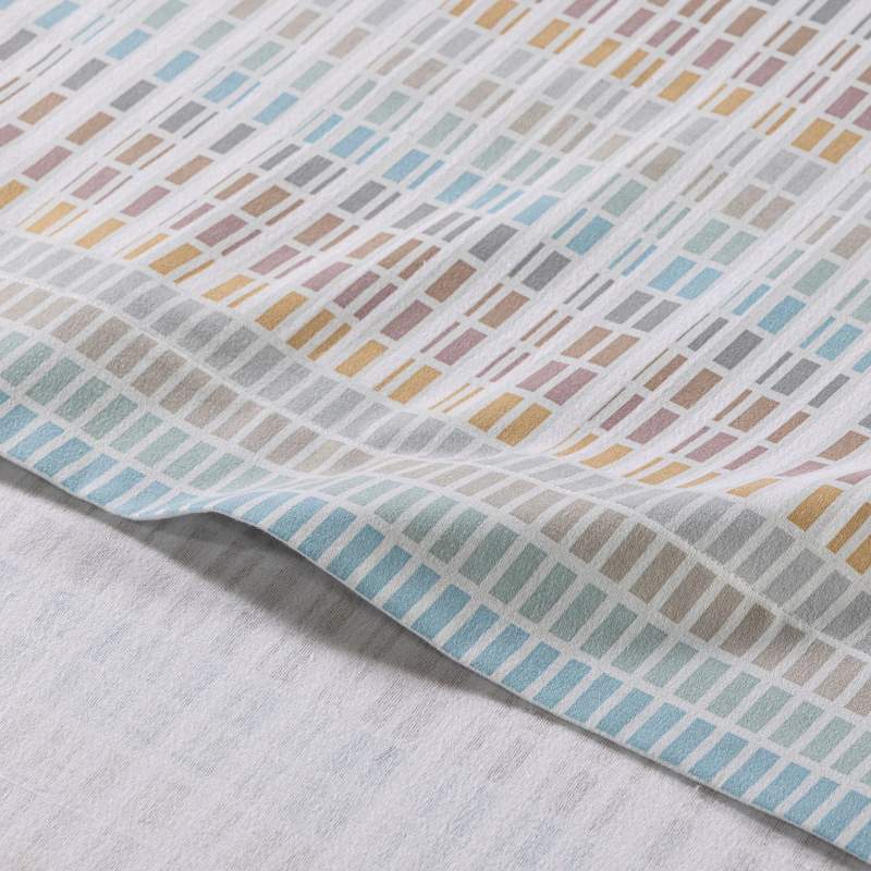 Completo lenzuola Caleffi Norvegia, in flanella di cotone. Fantasia geometrica che ricorda le trame dei tessuti nordici nei colori grigio, azzurro, tortora