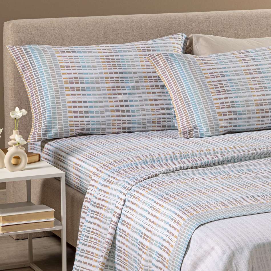 Completo lenzuola Caleffi Norvegia, in flanella di cotone. Fantasia geometrica che ricorda le trame dei tessuti nordici nei colori grigio, azzurro, tortora