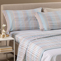 Completo lenzuola Caleffi Norvegia, in flanella di cotone. Fantasia geometrica che ricorda le trame dei tessuti nordici nei colori grigio, azzurro, tortora