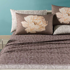 Completo lenzuola matrimoniale Caleffi Peony in puro cotone. Fantasia floreale moderna, colore chocolat (marrone). Le federe double face sono stampate in digitale e ritraggono una grande peonia su fondo marrone. Il resto del completo presenta una trama che è un mix tra motivo floreale e geometrico