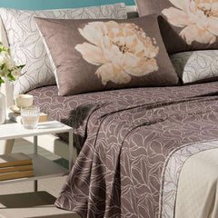 Completo lenzuola matrimoniale Caleffi Peony in puro cotone. Fantasia floreale moderna, colore chocolat (marrone). Le federe double face sono stampate in digitale e ritraggono una grande peonia su fondo marrone. Il resto del completo presenta una trama che è un mix tra motivo floreale e geometrico