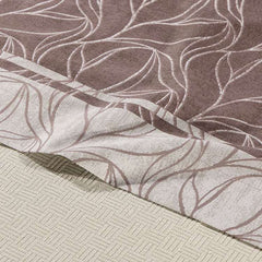 Completo lenzuola matrimoniale Caleffi Peony in puro cotone. Fantasia floreale moderna, colore chocolat (marrone). Le federe double face sono stampate in digitale e ritraggono una grande peonia su fondo marrone. Il resto del completo presenta una trama che è un mix tra motivo floreale e geometrico