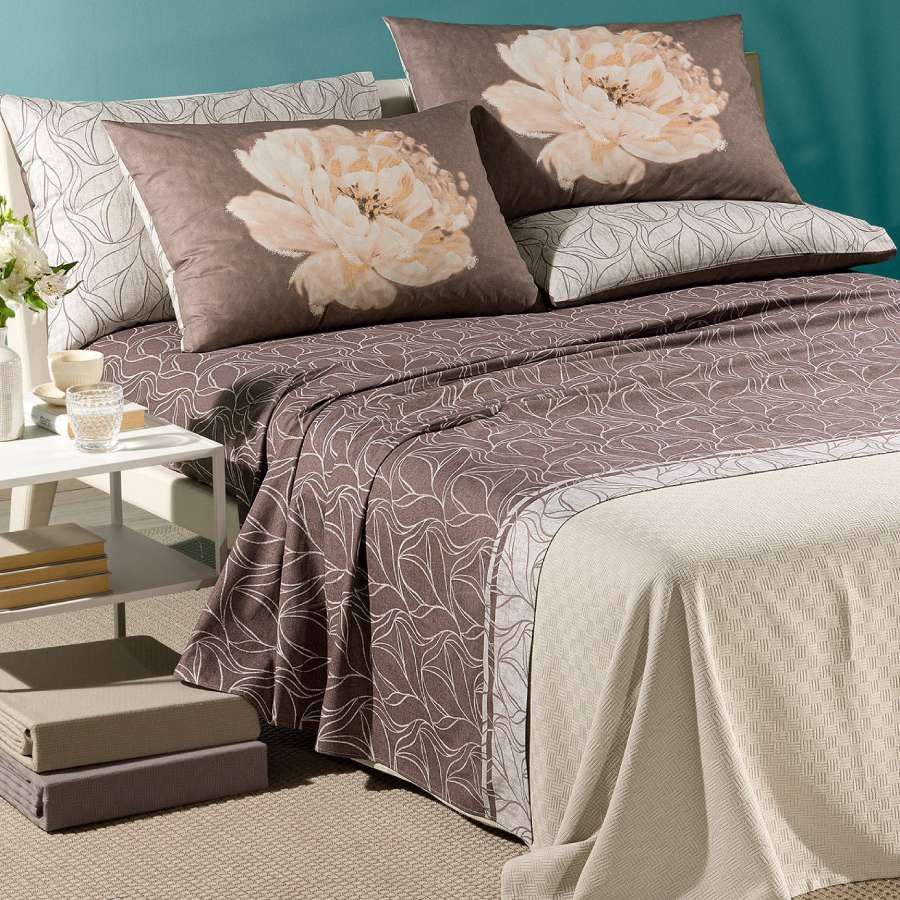 Completo lenzuola matrimoniale Caleffi Peony in puro cotone. Fantasia floreale moderna, colore chocolat (marrone). Le federe double face sono stampate in digitale e ritraggono una grande peonia su fondo marrone. Il resto del completo presenta una trama che è un mix tra motivo floreale e geometrico