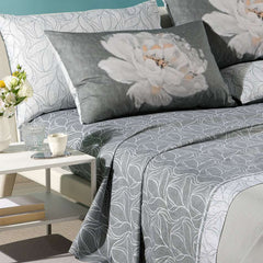 Completo lenzuola matrimoniale Caleffi Peony in puro cotone. Fantasia floreale moderna, colore grigio. Le federe double face sono stampate in digitale e ritraggono una grande peonia su fondo grigio scuro. Il resto del completo presenta una trama che è un mix tra motivo floreale e geometrico