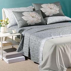 Completo lenzuola matrimoniale Caleffi Peony in puro cotone. Fantasia floreale moderna, colore grigio. Le federe double face sono stampate in digitale e ritraggono una grande peonia su fondo grigio scuro. Il resto del completo presenta una trama che è un mix tra motivo floreale e geometrico
