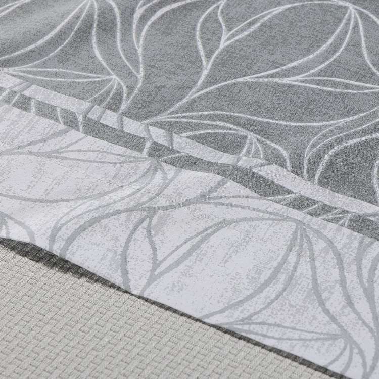 Completo lenzuola matrimoniale Caleffi Peony in puro cotone. Fantasia floreale moderna, colore grigio. Le federe double face sono stampate in digitale e ritraggono una grande peonia su fondo grigio scuro. Il resto del completo presenta una trama che è un mix tra motivo floreale e geometrico