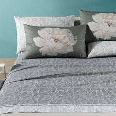 Completo lenzuola matrimoniale Caleffi Peony in puro cotone. Fantasia floreale moderna, colore grigio. Le federe double face sono stampate in digitale e ritraggono una grande peonia su fondo grigio scuro. Il resto del completo presenta una trama che è un mix tra motivo floreale e geometrico