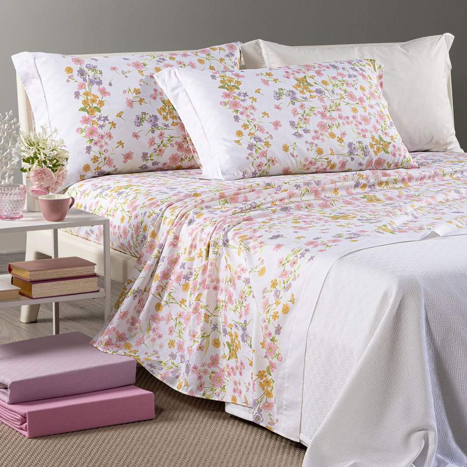 Completo lenzuola Caleffi Provenza in cotone. Fantasia con fiorellini rosa e ocra su fondo bianco.