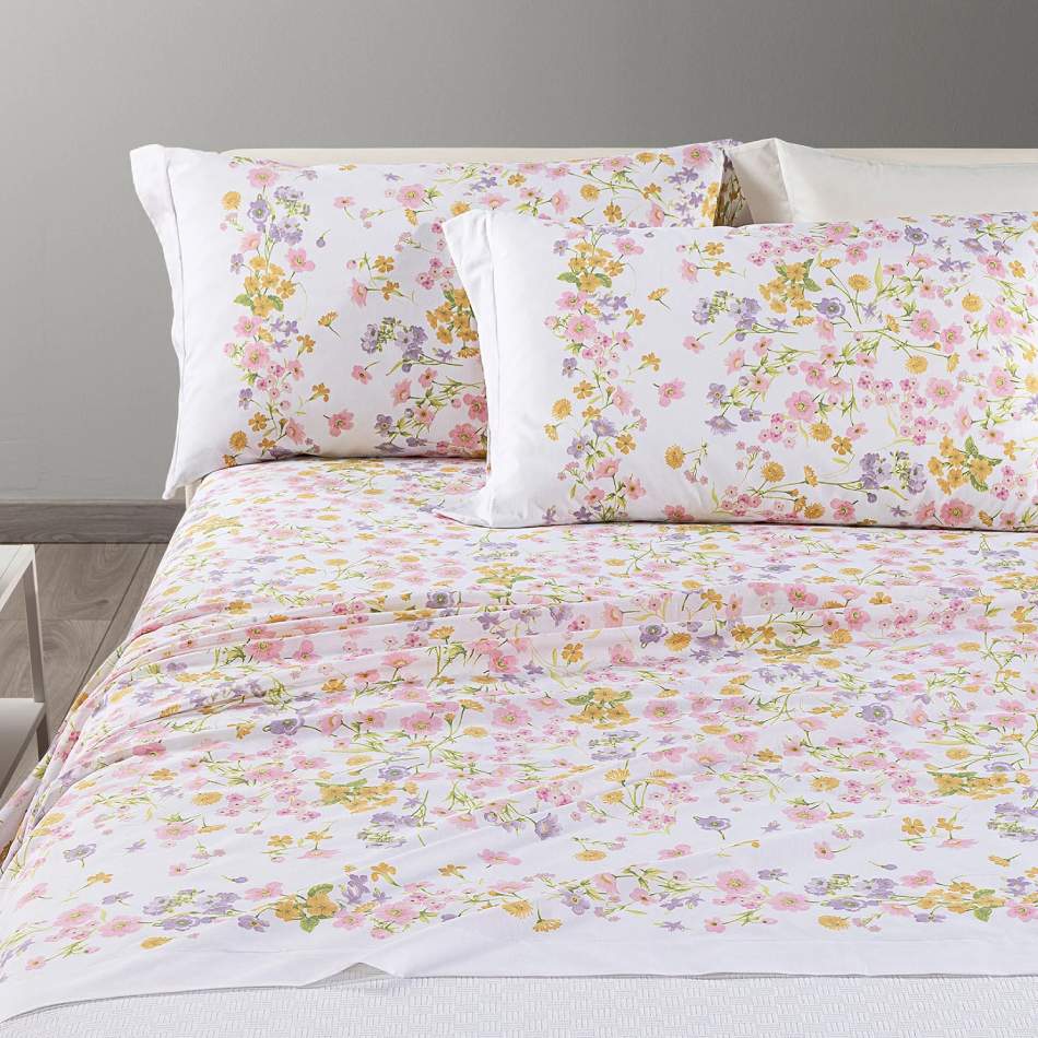 Completo lenzuola Caleffi Provenza in cotone. Fantasia con fiorellini rosa e ocra su fondo bianco.