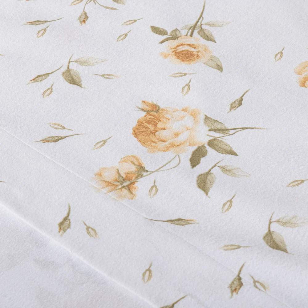 lenzuola Caleffi Rosa in flanella di cotone fantasia con fiori biscotto ocra su fondo bianco.
