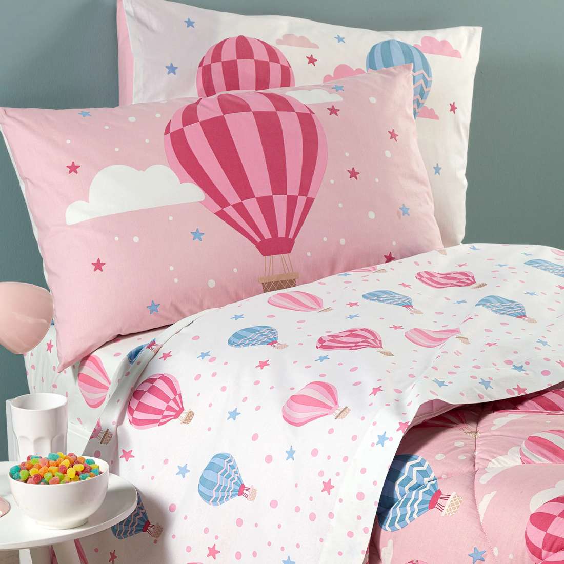Completo lenzuola Caleffi Star in puro cotone, per letto a una piazza.Fantasia con mongolfiere rosa e azzurre su fondo bianco e rosa, ideale per bambine e ragazze
