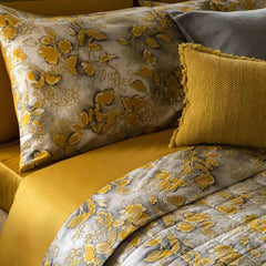 Trapunta primaverile matrimoniale Fazzini Chinoiserie, in raso di puro cotone. La passione per le ceramiche orientali anima la collezione Chinoiserie. Il disegno floreale variente oro ocra emerge sul fondo dall'effetto acquerellato e diventa tridimensionale grazie al profilo floccato e dorato. Il trapuntino Chinoiserie ha una fantasia floreale dorata su fondo verde acqua. Il quilt Chinoiserie è trapuntato a capo e rifinito a mano con due angoli sagomati.