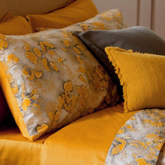 Completo lenzuola matrimoniale Fazzini Chinoiserie, in raso di puro cotone. La passione per le ceramiche orientali anima la collezione Chinoiserie. Il disegno floreale emerge sul fondo dall'effetto acquerellato e diventa tridimensionale grazie al profilo floccato e dorato. Il lato superiore delle federe e la balza del lenzuolo di sopra sono in raso di puro cotone tinto e sovrastampato con effetto tridimensionali laminati. Il resto del completo è in raso di cotone tinta unita oro ocra.