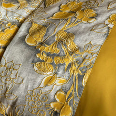 Completo lenzuola matrimoniale Fazzini Chinoiserie, in raso di puro cotone. La passione per le ceramiche orientali anima la collezione Chinoiserie. Il disegno floreale emerge sul fondo dall'effetto acquerellato e diventa tridimensionale grazie al profilo floccato e dorato. Il lato superiore delle federe e la balza del lenzuolo di sopra sono in raso di puro cotone tinto e sovrastampato con effetto tridimensionali laminati. Il resto del completo è in raso di cotone tinta unita oro ocra.