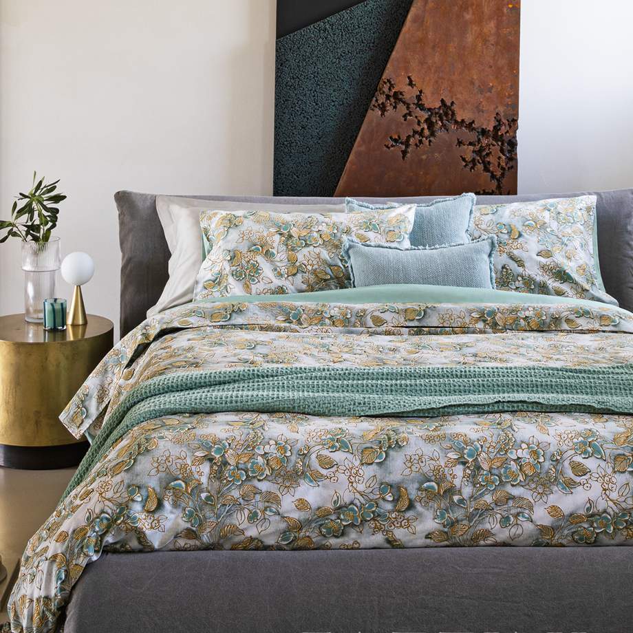 Completo lenzuola matrimoniale Fazzini Chinoiserie, in raso di puro cotone. La passione per le ceramiche orientali anima la collezione Chinoiserie. Il disegno floreale emerge sul fondo dall'effetto acquerellato e diventa tridimensionale grazie al profilo floccato e dorato. Il lato superiore delle federe e la balza del lenzuolo di sopra sono in raso di puro cotone tinto e sovrastampato con effetto tridimensionali laminati. Il resto del completo è in raso di cotone tinta unita verde acqua surf.