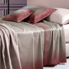 Completo lenzuola copriletto matrimoniale Borbonese Shade, in raso di puro cotone. Variante Bordeaux. Il lenzuolo copriletto Shade presenta una fantasia con la tipica stampa Borbonese a occhio di pernice. la tonalità è quella del tortora, che sfuma verso il bordeaux avvicinandosi al bordo del lenzuolo superiore e delle federe. Il lenzuolo con angoli è in raso di cotone tinta unita, color avorio/panna.