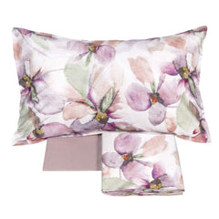 Lenzuolo copriletto matrimoniale Fazzini Trasparenze, in percalle di puro cotone. Il completo lenzuola Trasparenze ricrea, tramite la tecnica dell'acquerello, una luminosa fantasia floreale che esplora le varie tonalità del rosa. La fantasia è presente sulla faccia superiore delle federe a 4 volanini e sul lenzuolo di sopra. Anche la balza del lenzuolo di sopra è stampata, essendo un lenzuolo copriletto. Il resto del completo è il percalle di cotone tinta unita rosa.