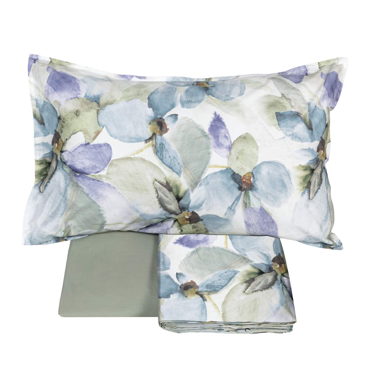 Lenzuolo copriletto matrimoniale Fazzini Trasparenze, in percalle di puro cotone. Il completo lenzuola Trasparenze ricrea, tramite la tecnica dell'acquerello, una luminosa fantasia floreale sui toni del verde e dell'azzurro. La fantasia è presente sulla faccia superiore delle federe a 4 volanini e sul lenzuolo di sopra. Anche la balza del lenzuolo di sopra è stampata, essendo un lenzuolo copriletto. Il resto del completo è il percalle di cotone tinta unita verde.